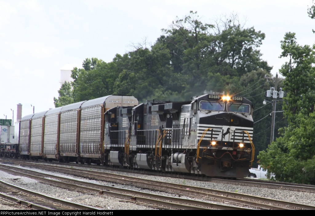 NS 9513 leads train 212 northbound